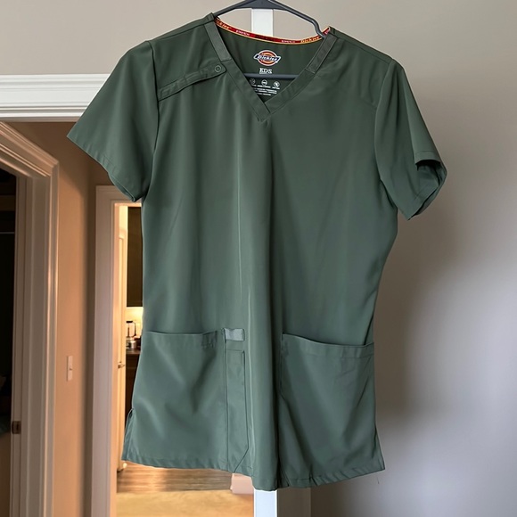 Olive green Dickies scrub top - Picture 1 of 2